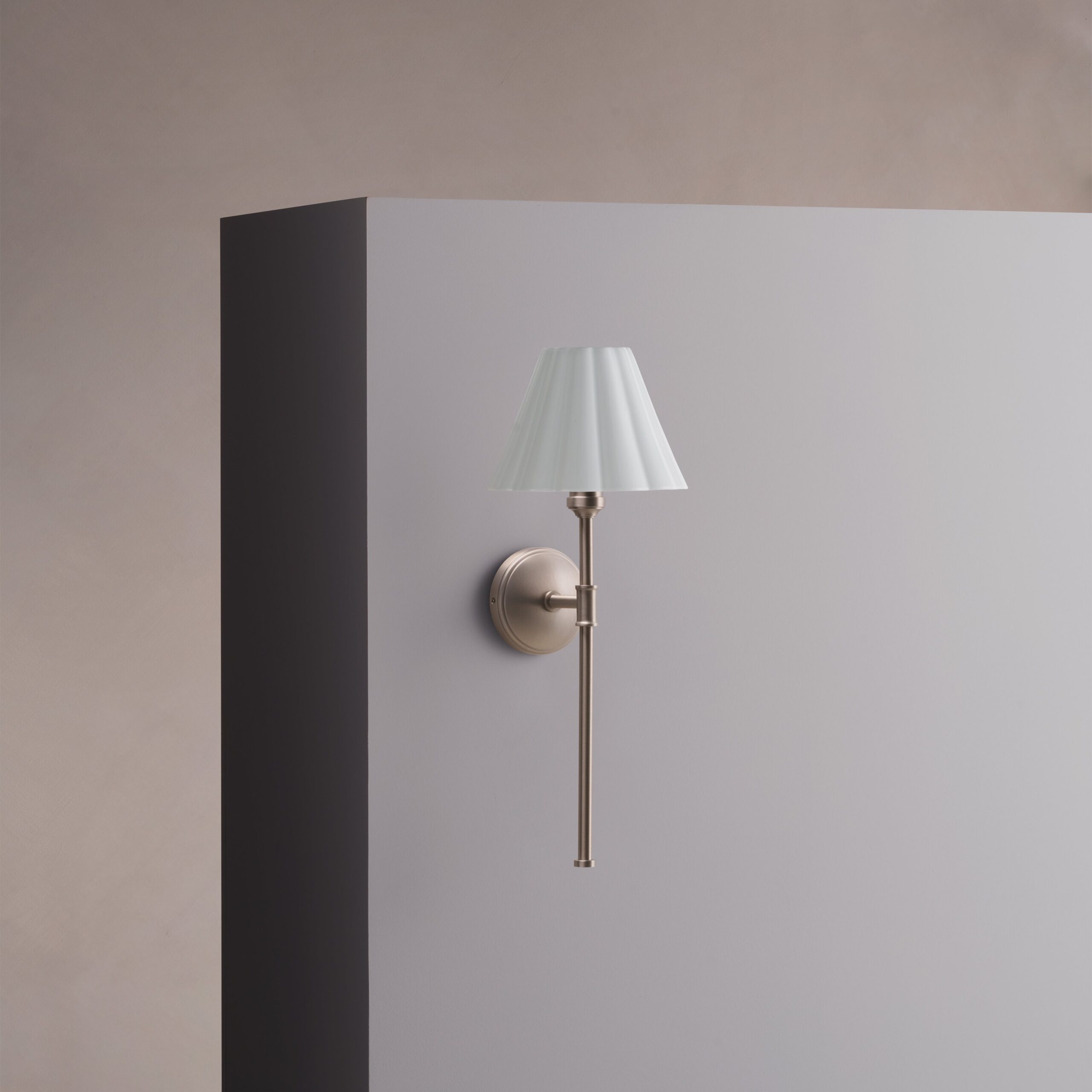 Cotswold kinkiet ścienny z delikatną porcelaną – Satynowy nikiel