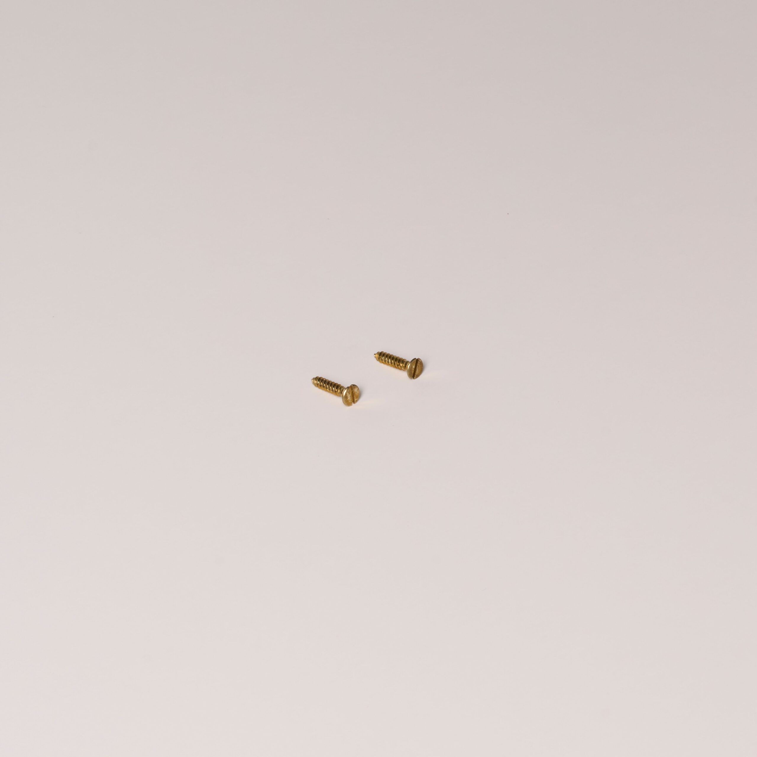 Rozeta z osłoną 2,8 mm x 13,5 mm Wkręty samogwintujące do drewna x2 – Antyczny mosiądz