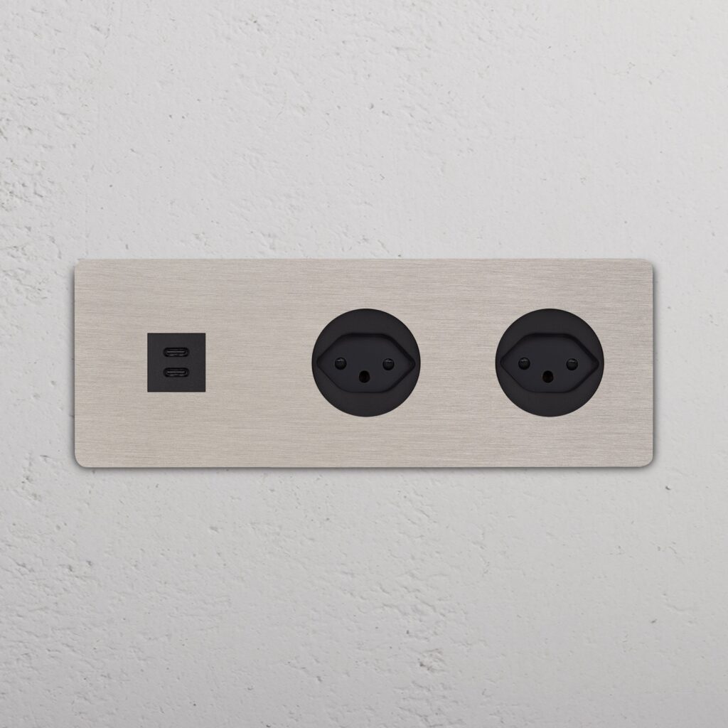 Grove Gniazdo USB-C 30W i szwajcarskie typu J x 2 w potrójnej ramce – Satynowy nikiel, Czarny