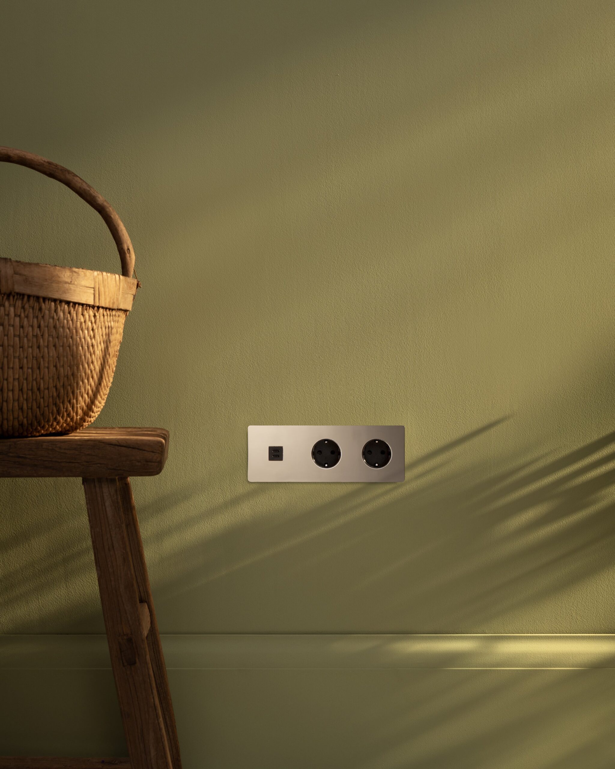 Kew Gniazdo USB-C 30 W i Schuko typu F x 2 w potrójnej ramce – Polerowany nikiel, Czarny