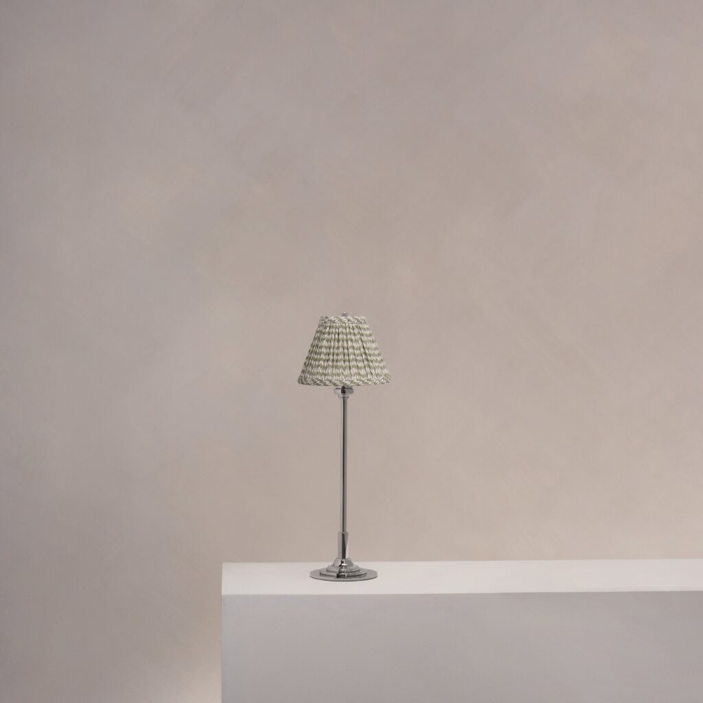 Cotswold mała plisowana lampa stołowa zielony mech – Polerowany nikiel