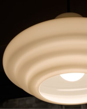 Brookfield średnia lampa wisząca z opalowym szkłem – Antyczny mosiądz