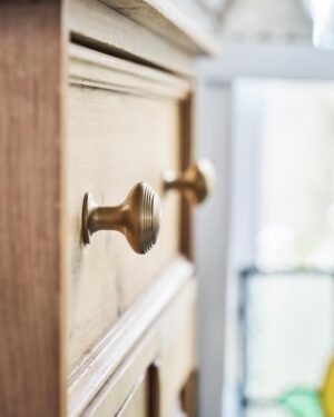Barlow Średnia gałka meblowa – Antyczny mosiądz