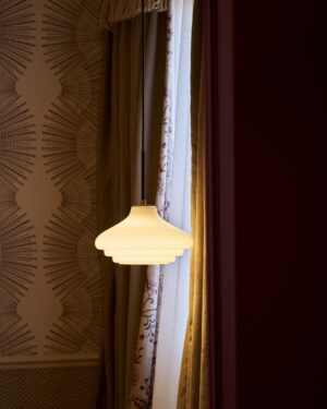 Brookfield średnia lampa wisząca z opalowym szkłem – Antyczny mosiądz