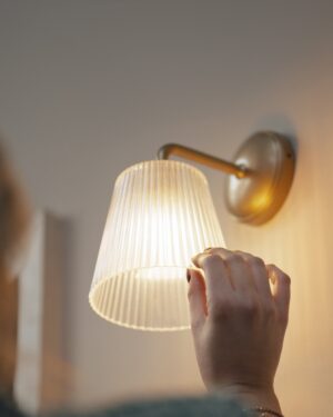 Richmond średni kinkiet ścienny z ryflowanym szkłem – Antyczny mosiądz