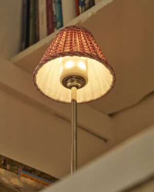 Cotswold plisowana lampa stołowa ceglastoczerwony z możliwością ładowania – Polerowany nikiel