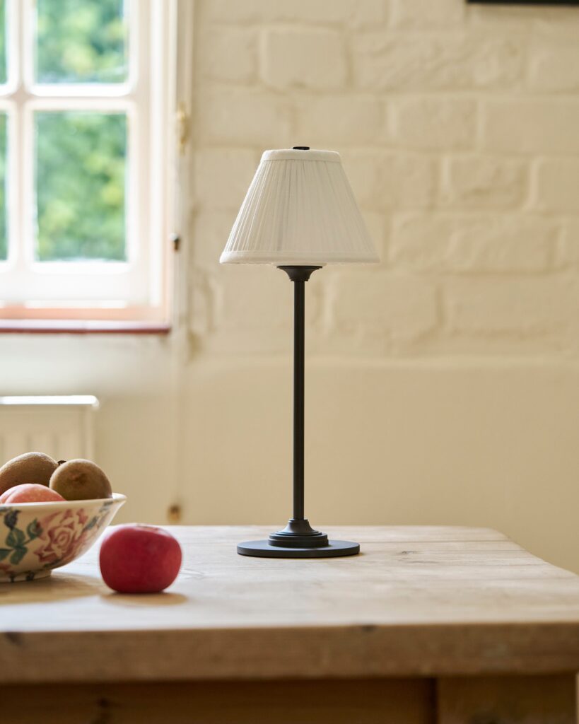 Cotswold plisowana lampa stołowa biały alabaster z możliwością ładowania – Brąz
