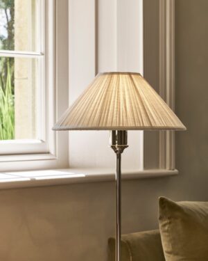 Cotswold średnia plisowana lampa stołowa biały alabaster – Polerowany nikiel