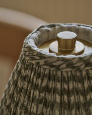 Cotswold plisowana lampa stołowa zielony mech z możliwością ładowania – Antyczny mosiądz