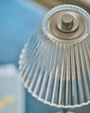 Cotswold lampa stołowa z ryflowanym szkłem z możliwością ładowania – Satynowy nikiel, 2700k