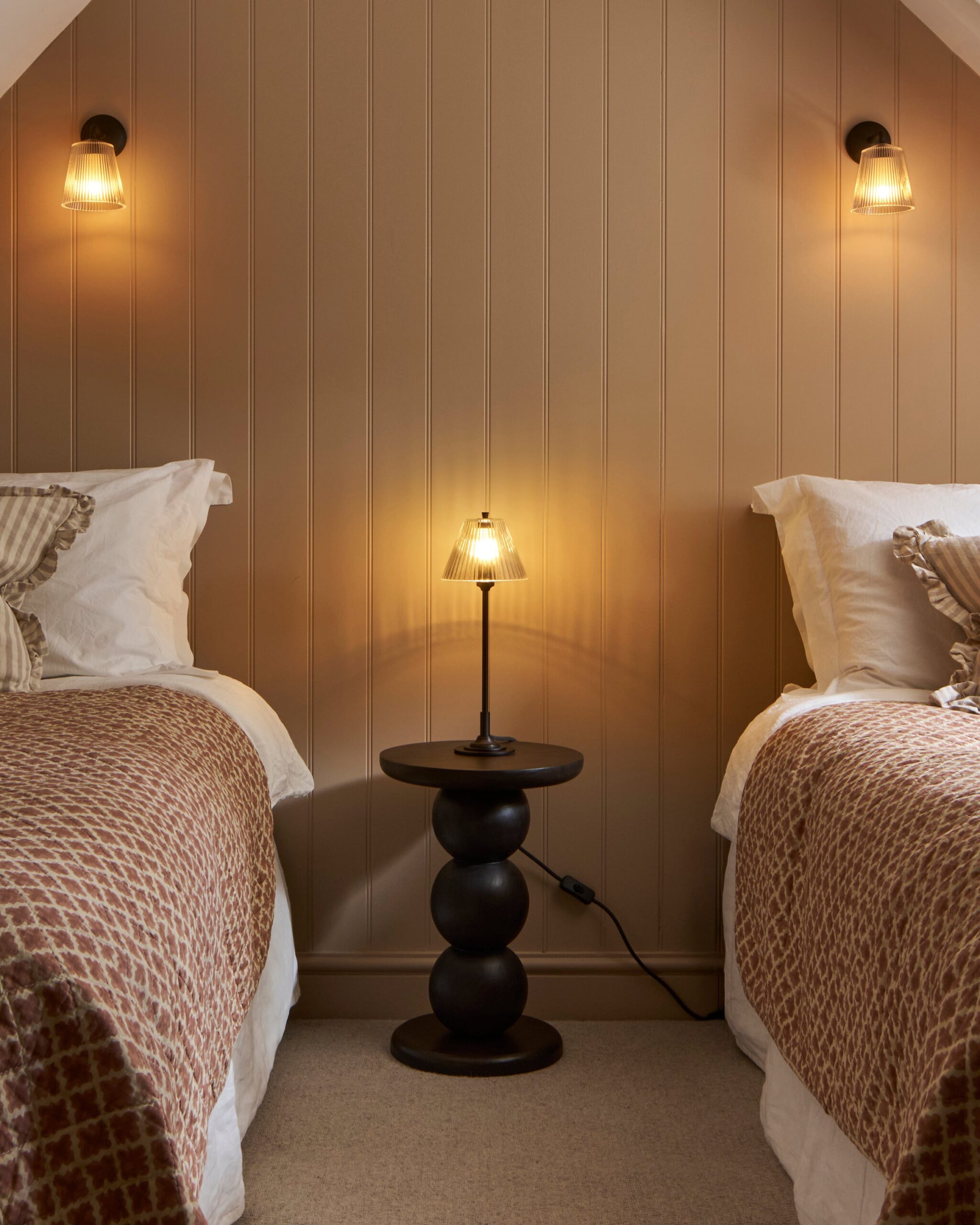 Cotswold mała lampa stołowa z ryflowanym szkłem – Brąz