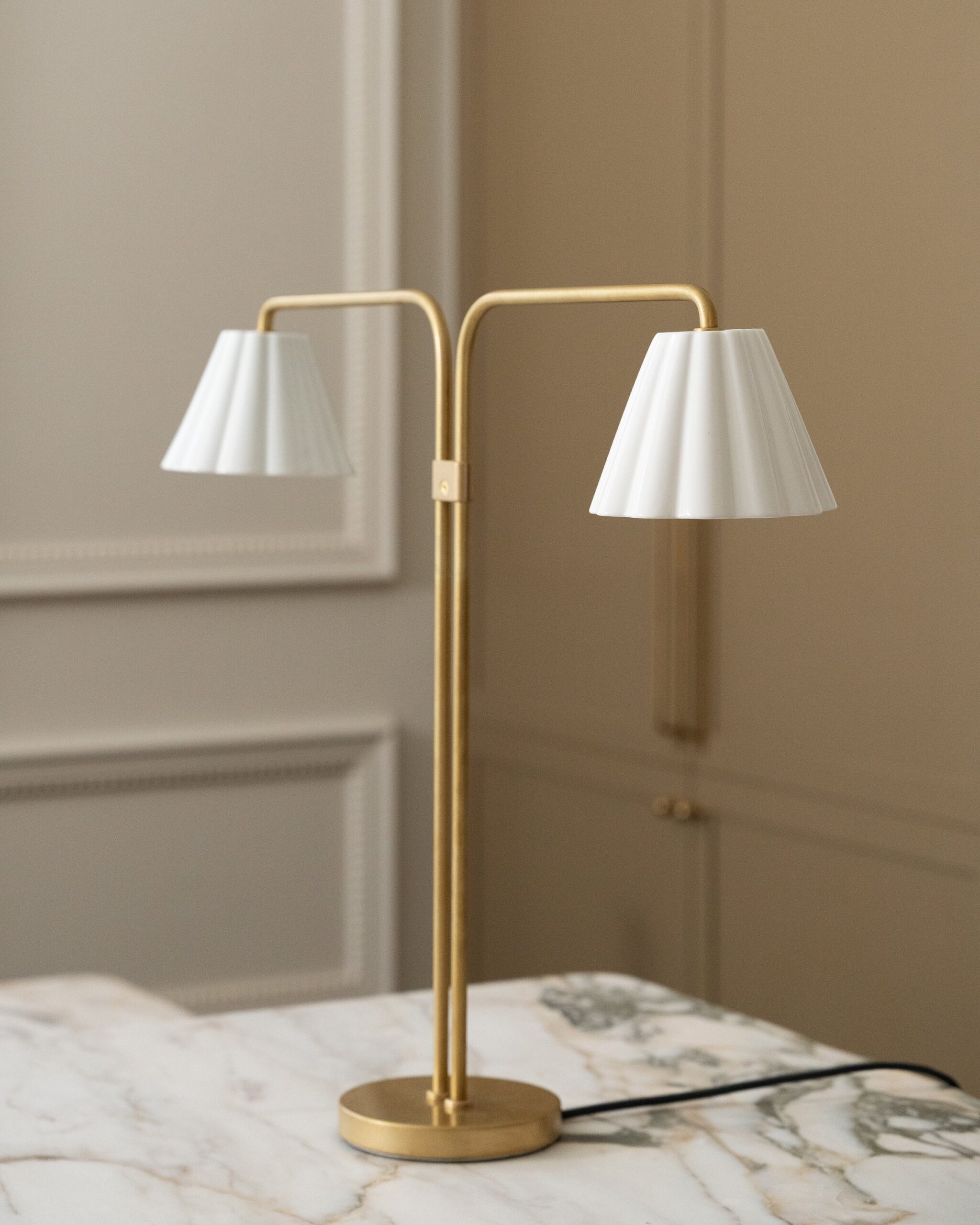 Cotswold podwójna lampa stołowa z delikatną porcelaną – Antyczny mosiądz