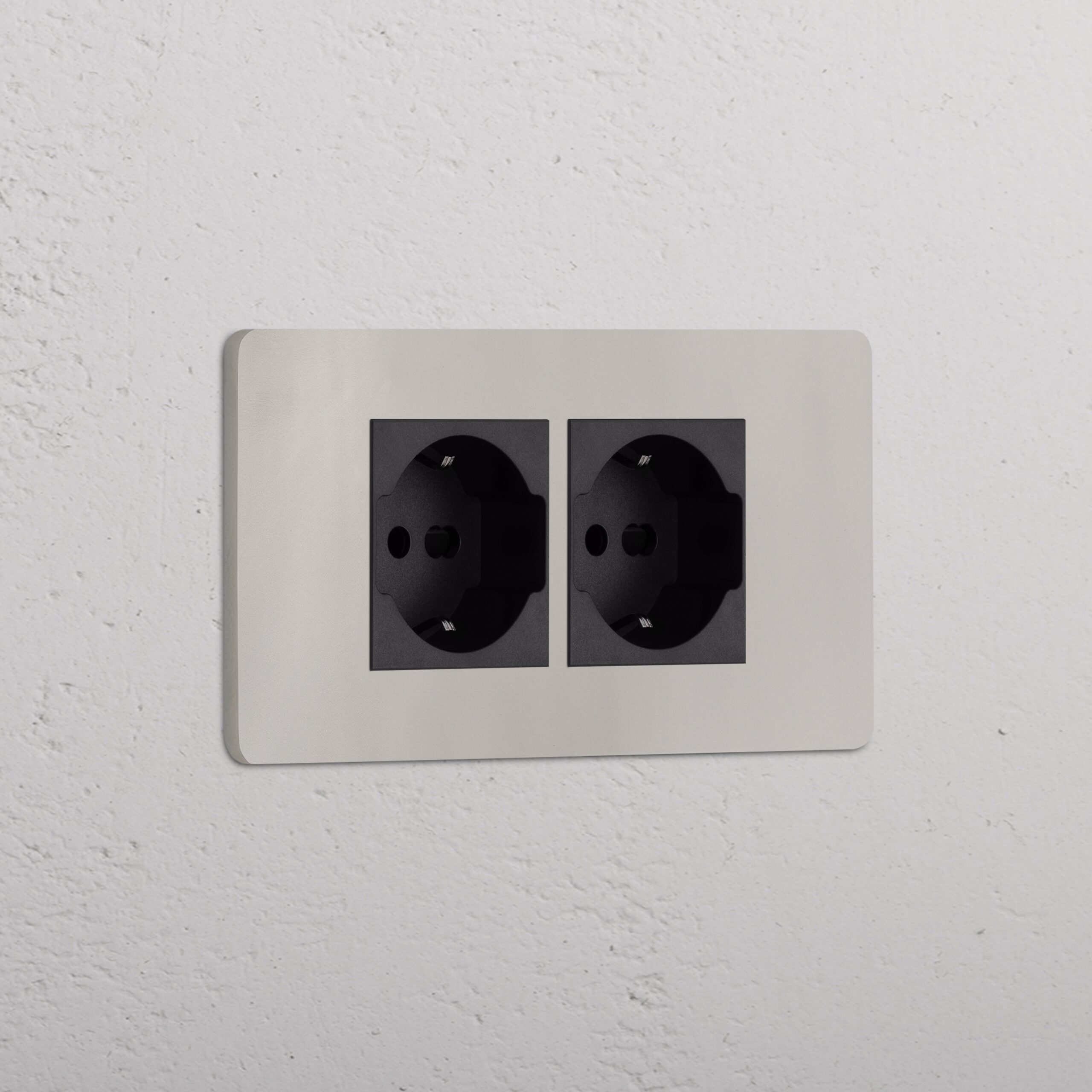 Grove 4-mechanizmowe gniazdo 2x Schuko/Bipasso – Polerowany nikiel, Czarny