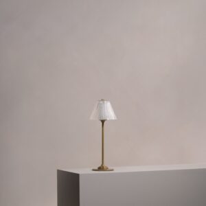 Cotswold lampa stołowa z ryflowanym szkłem z możliwością ładowania – Antyczny mosiądz