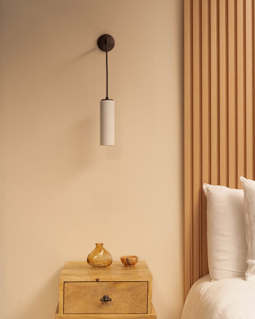 Claremont mały, wiszący kinkiet ścienny z delikatną porcelaną – Brąz