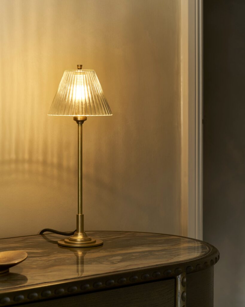 Cotswold mała lampa stołowa z ryflowanym szkłem – Antyczny mosiądz