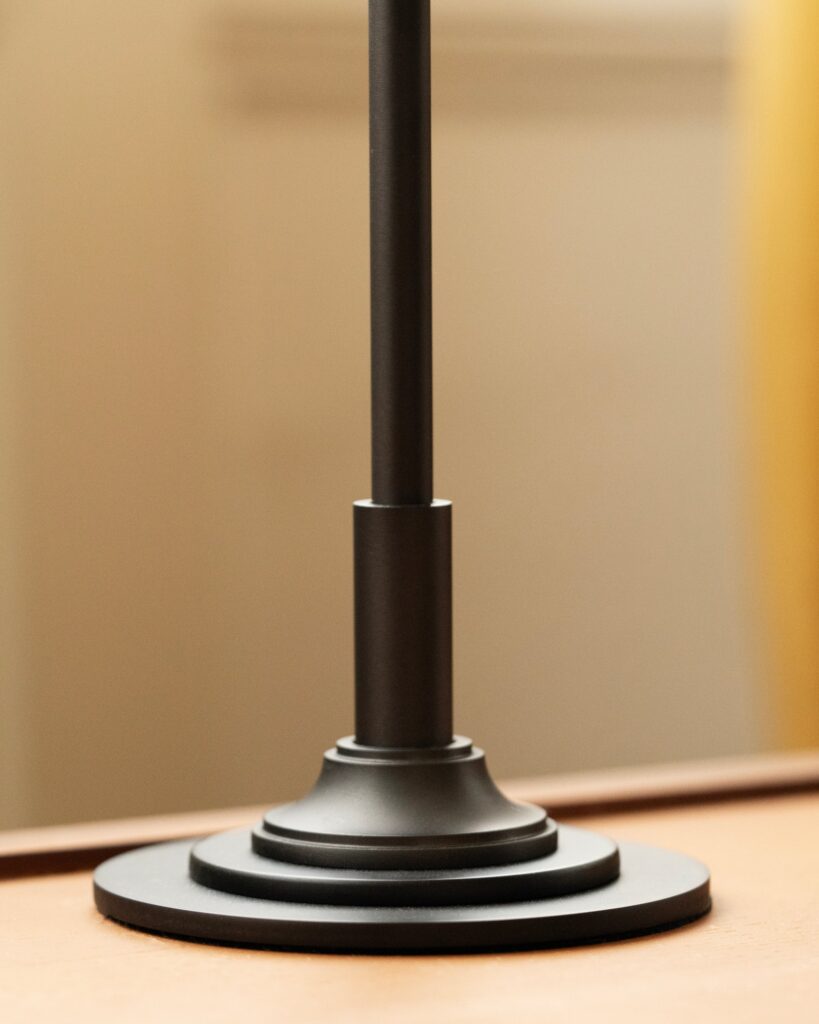 Cotswold mała lampa stołowa z delikatną porcelaną – Brąz