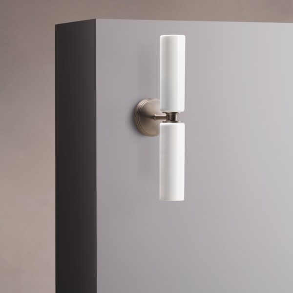 Claremont średni kinkiet ścienny z delikatną porcelaną – Satynowy nikiel