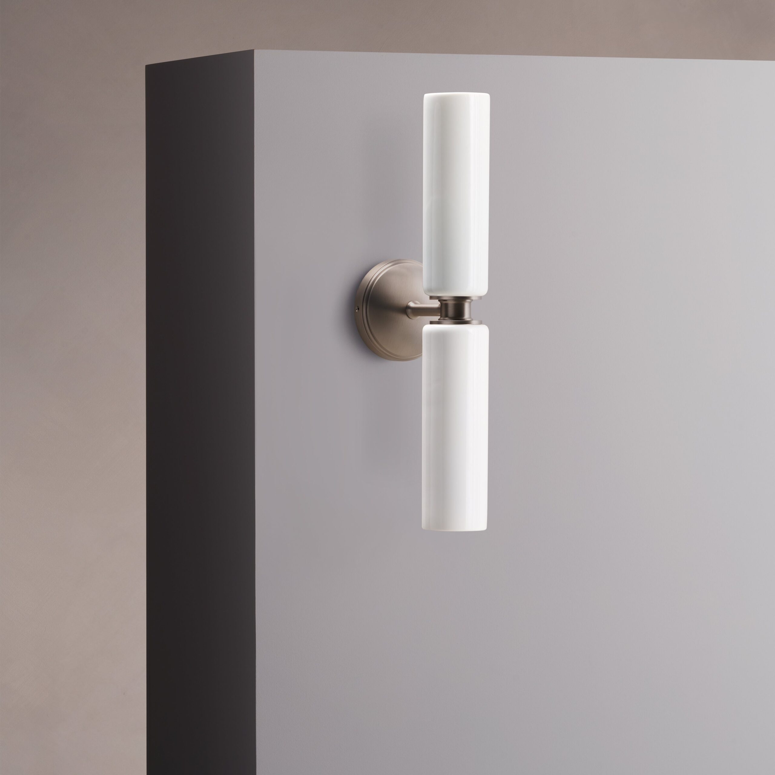 Claremont średni kinkiet ścienny z delikatną porcelaną – Satynowy nikiel