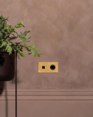 Kew Gniazdo USB-C 30W i szwajcarskie typu J w podwójnej ramce – Antyczny mosiądz, Czarny