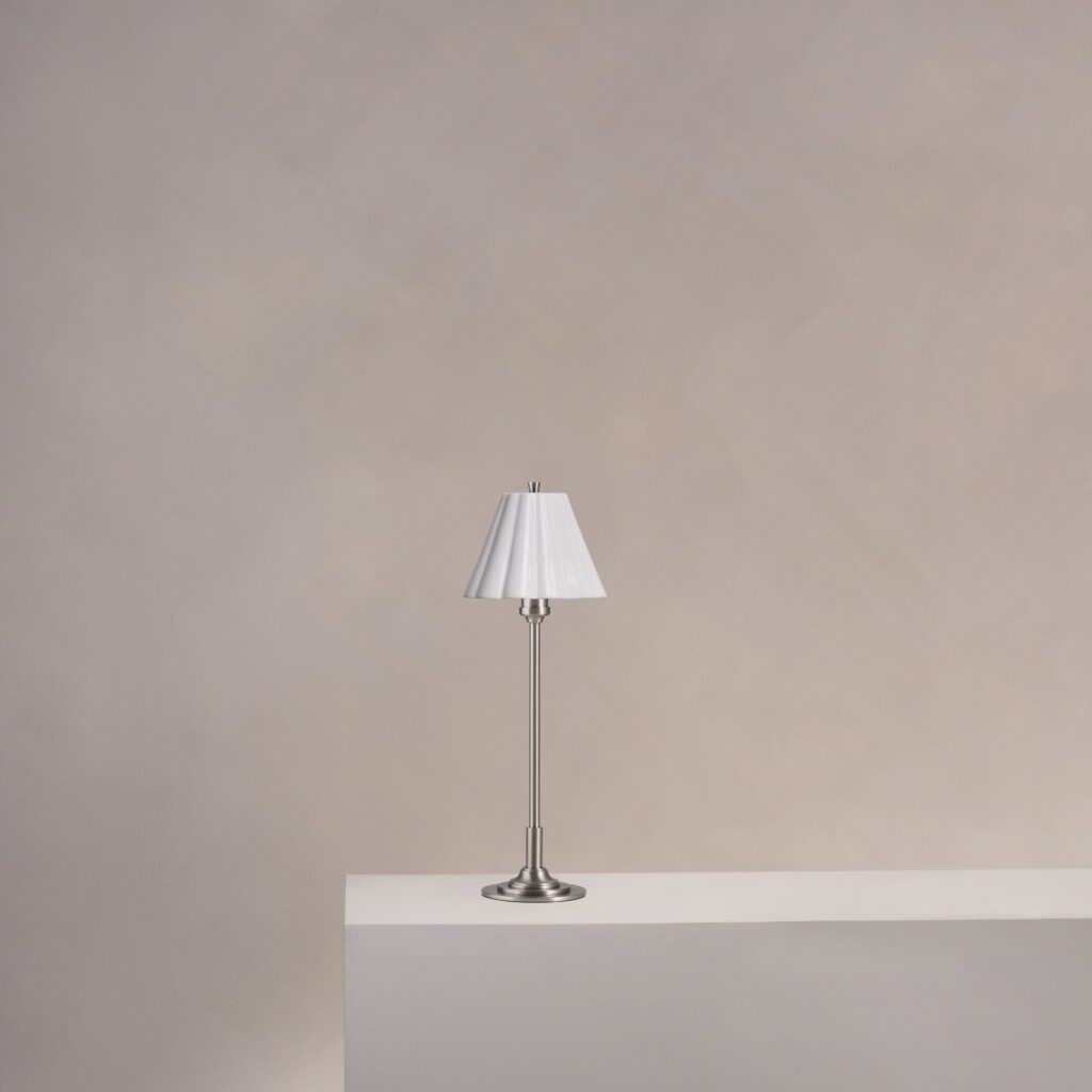 Cotswold mała lampa stołowa z delikatną porcelaną – Satynowy nikiel
