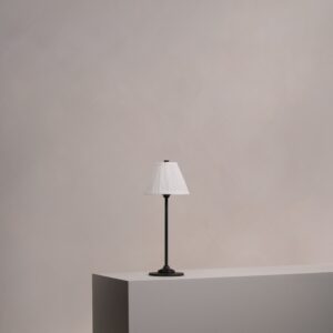 Cotswold plisowana lampa stołowa biały alabaster z możliwością ładowania – Brąz