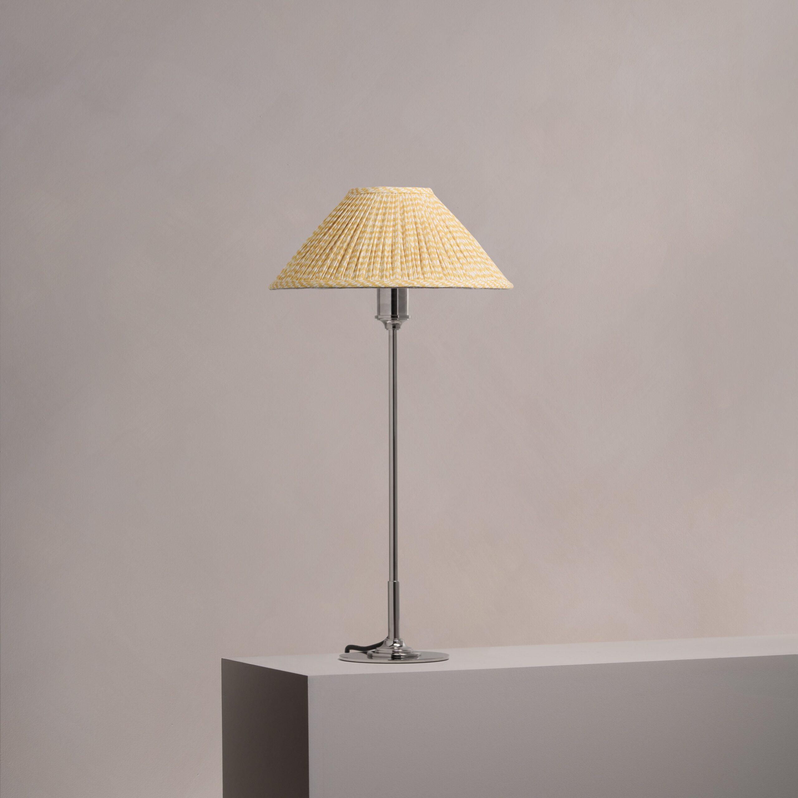 Cotswold średnia plisowana lampa stołowa lniany odcień żółci – Polerowany nikiel