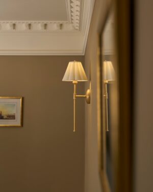 Cotswold kinkiet ścienny z delikatną porcelaną – Antyczny mosiądz
