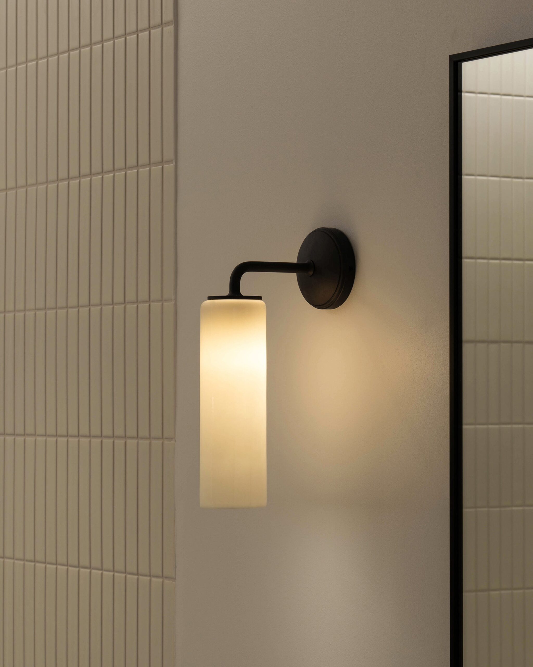 Claremont mały kinkiet ścienny z delikatną porcelaną – Brąz