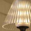 Cotswold lampa stołowa z ryflowanym szkłem z możliwością ładowania – Brąz