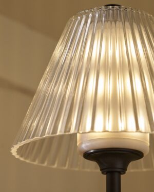 Cotswold lampa stołowa z ryflowanym szkłem z możliwością ładowania – Brąz