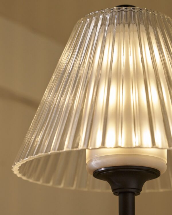 Cotswold lampa stołowa z ryflowanym szkłem z możliwością ładowania – Brąz