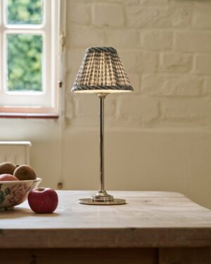 Cotswold plisowana lampa stołowa niebieskoszary z możliwością ładowania – Polerowany nikiel