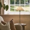 Cotswold średnia plisowana lampa stołowa biały alabaster – Polerowany nikiel
