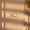 Kew Włącznik dźwigniowy i gniazdo Schuko typu F w podwójnej ramce – Antyczny mosiądz, Biały