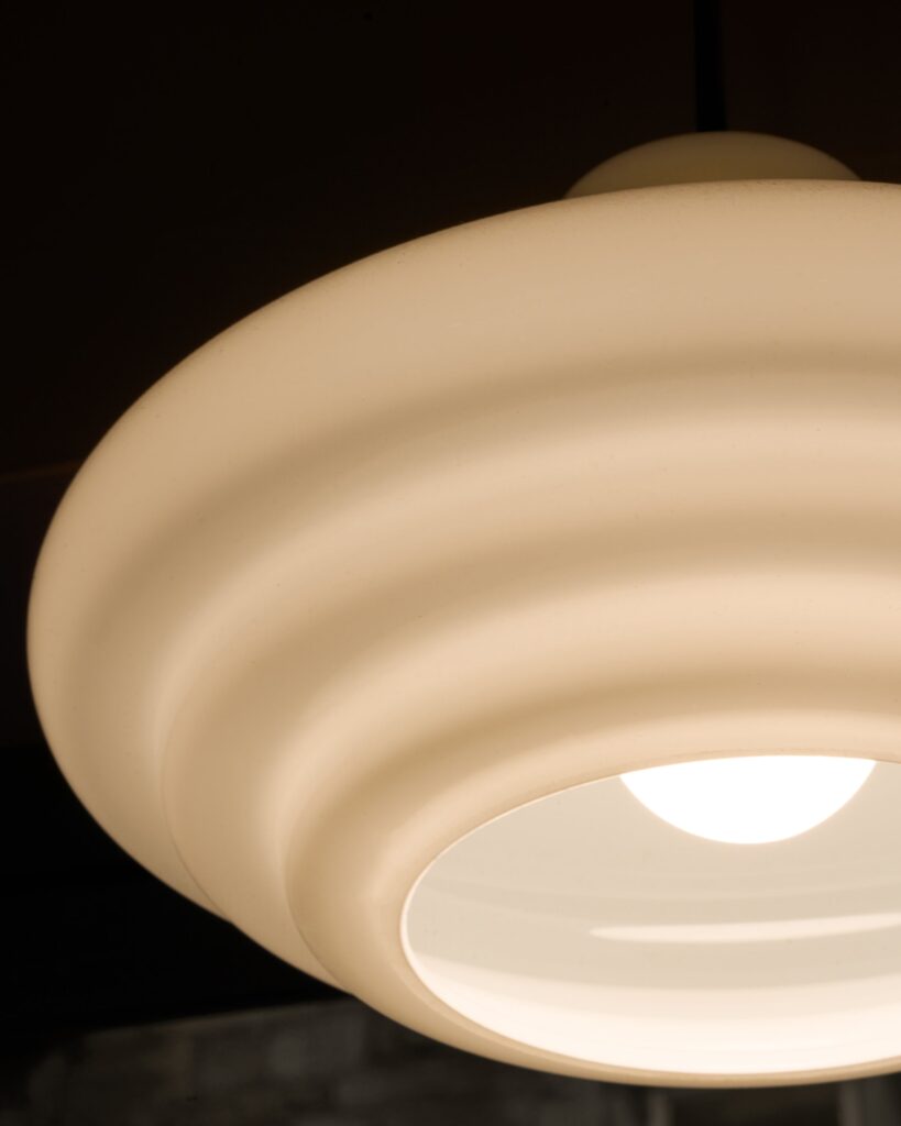 Brookfield średnia lampa wisząca z opalowym szkłem – Brąz
