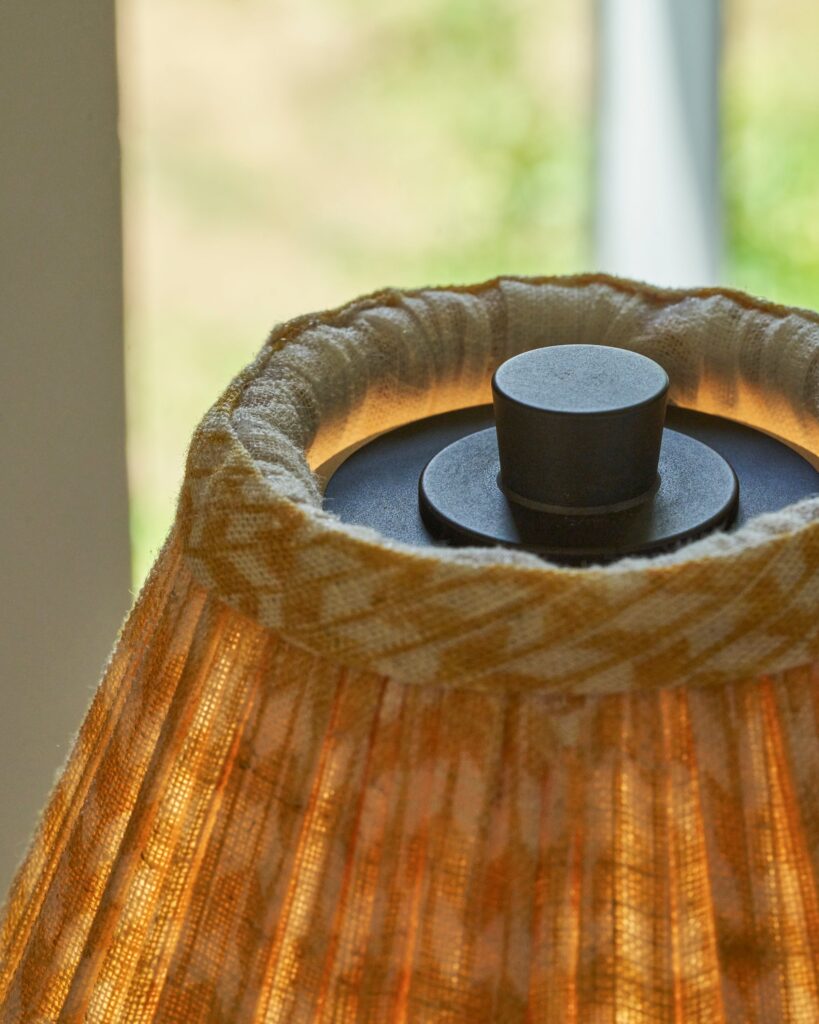 Cotswold plisowana lampa stołowa lniany odcień żółci z możliwością ładowania – Brąz