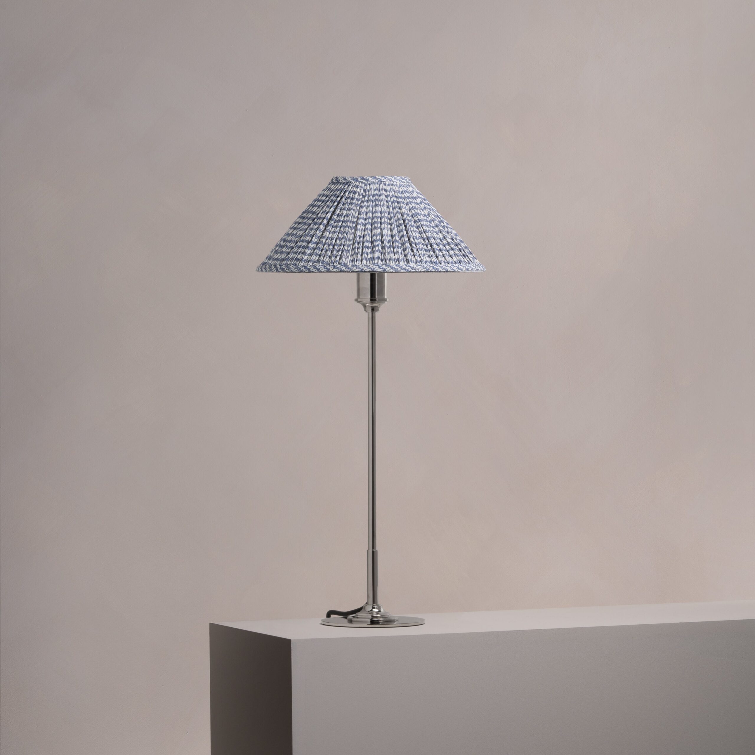 Cotswold średnia plisowana lampa stołowa niebieskoszary – Polerowany nikiel