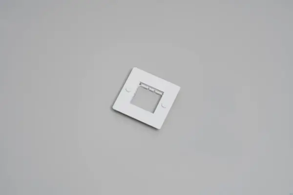 Ramka bez wypełnienia bez logotypu Plate 1G Standard Europejski – Biały (EU)