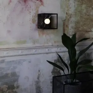 Lampa ścienna Caged Cross S Marmur – Czarny