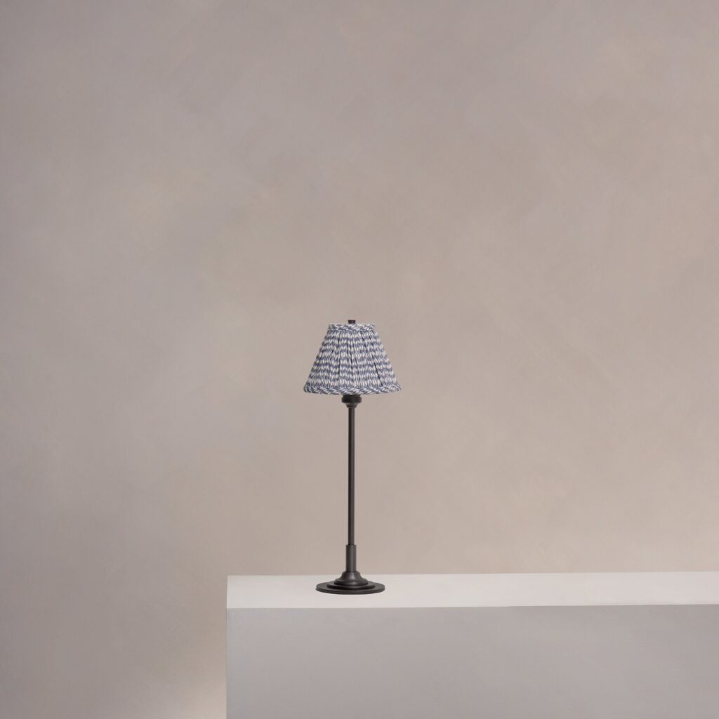 Cotswold mała plisowana lampa stołowa niebieskoszary – Brąz
