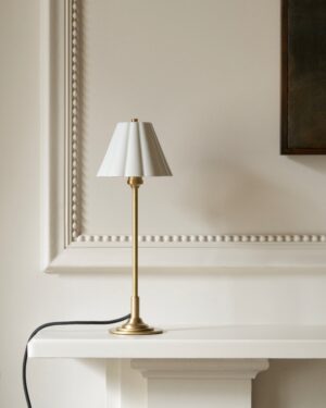 Cotswold mała lampa stołowa z delikatną porcelaną – Antyczny mosiądz