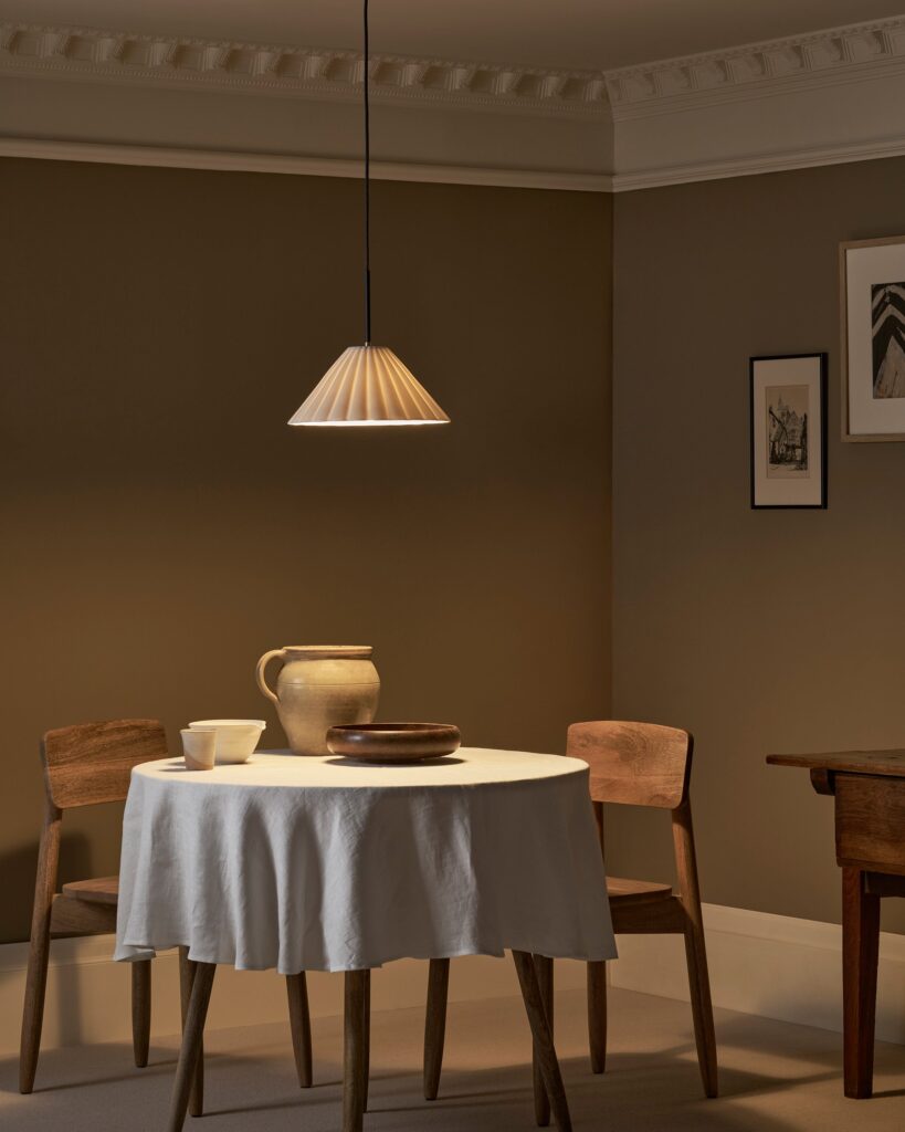 Cotswold średnia lampa wisząca z delikatną porcelaną – Antyczny mosiądz