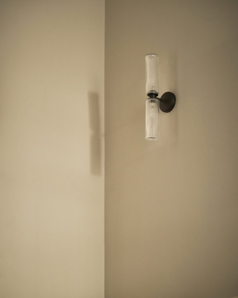 Claremont średni kinkiet ścienny z ryflowanym szkłem – Brąz