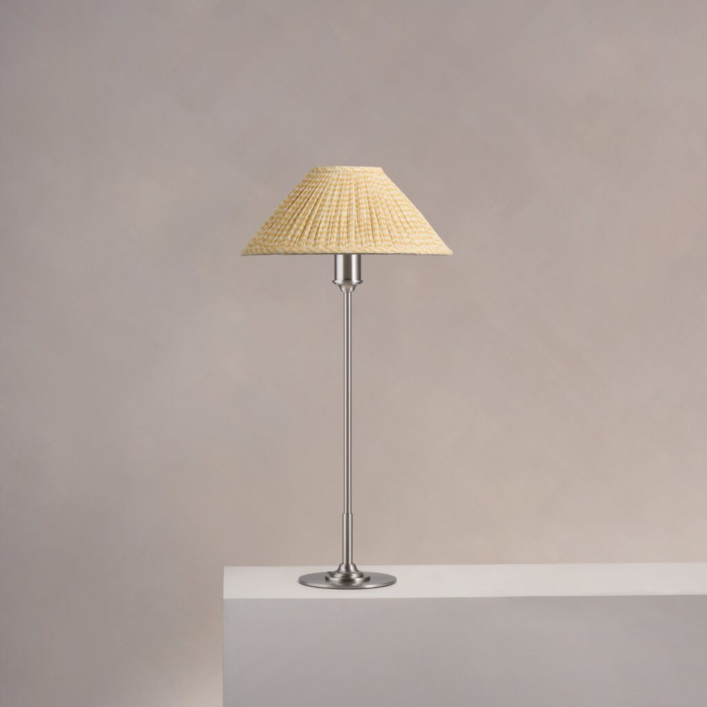 Cotswold średnia plisowana lampa stołowa lniany odcień żółci – Satynowy nikiel