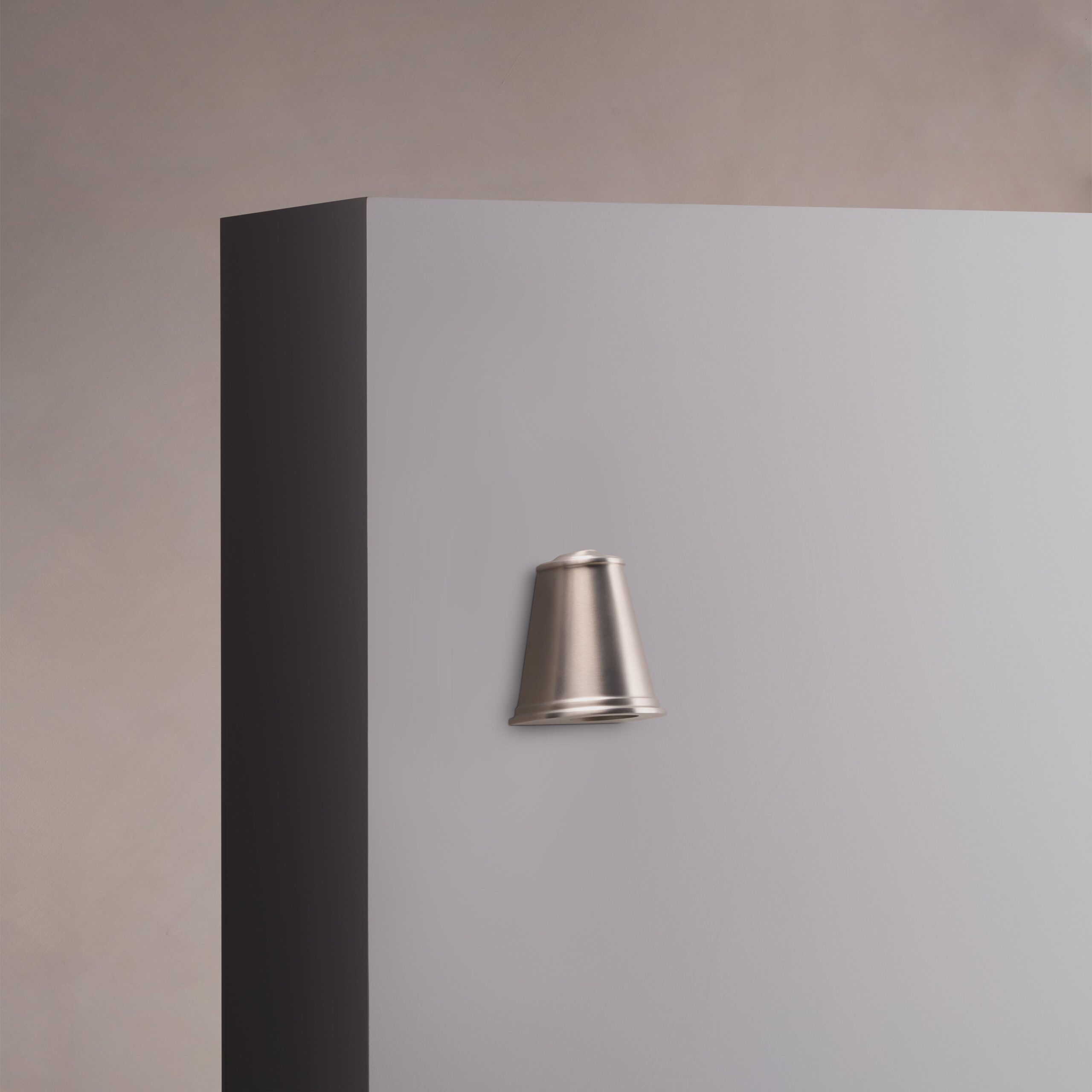 Southwark lampa masztowa – Satynowy nikiel