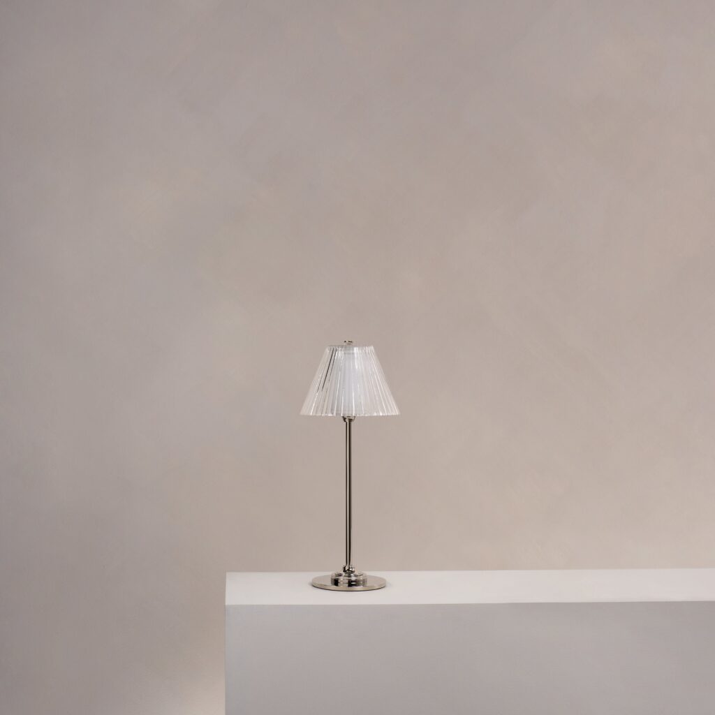Cotswold lampa stołowa z ryflowanym szkłem z możliwością ładowania – Polerowany nikiel