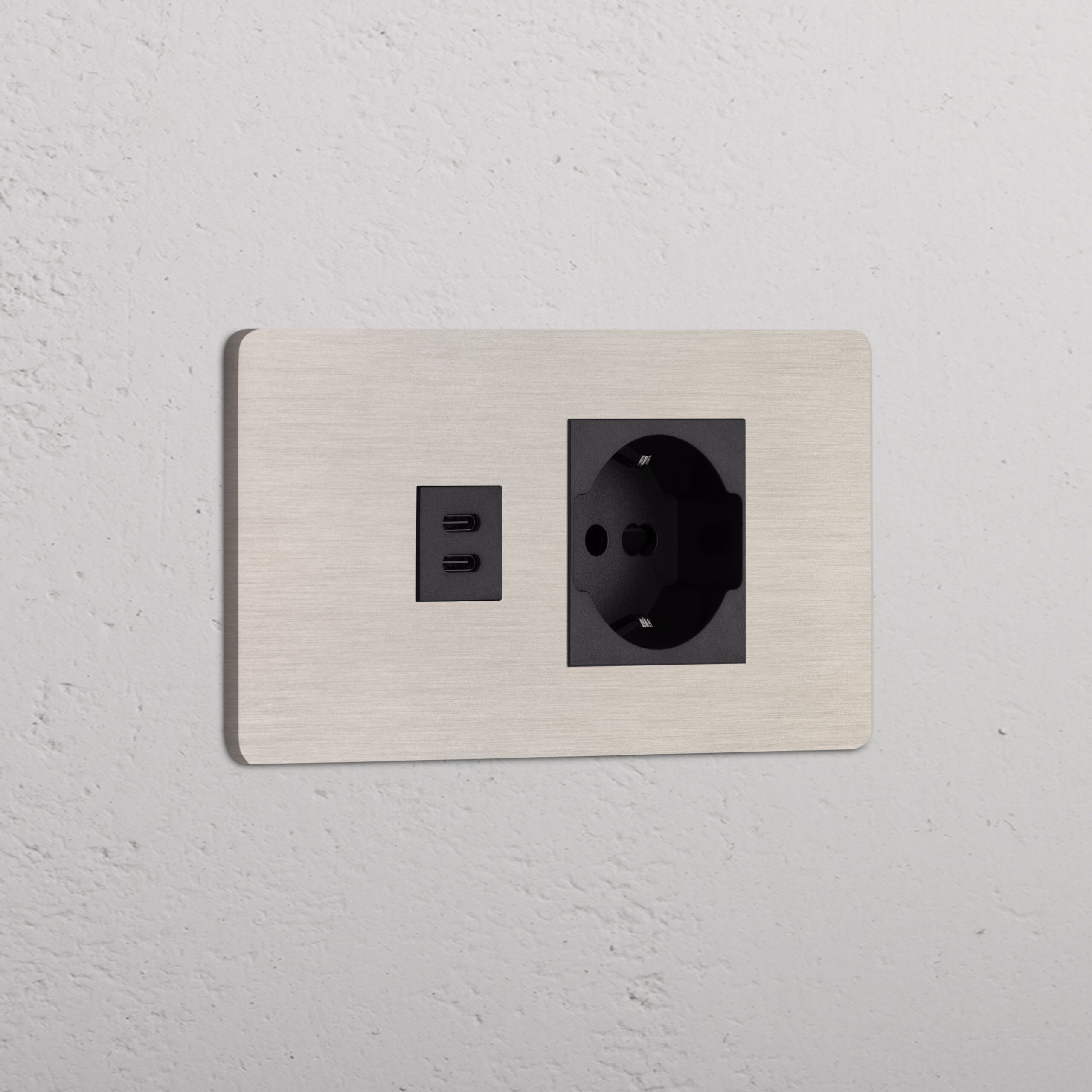 Grove 4-Module USB-C 30W & Schuko/Bipasso Socket – Satynowy nikiel, Czarny