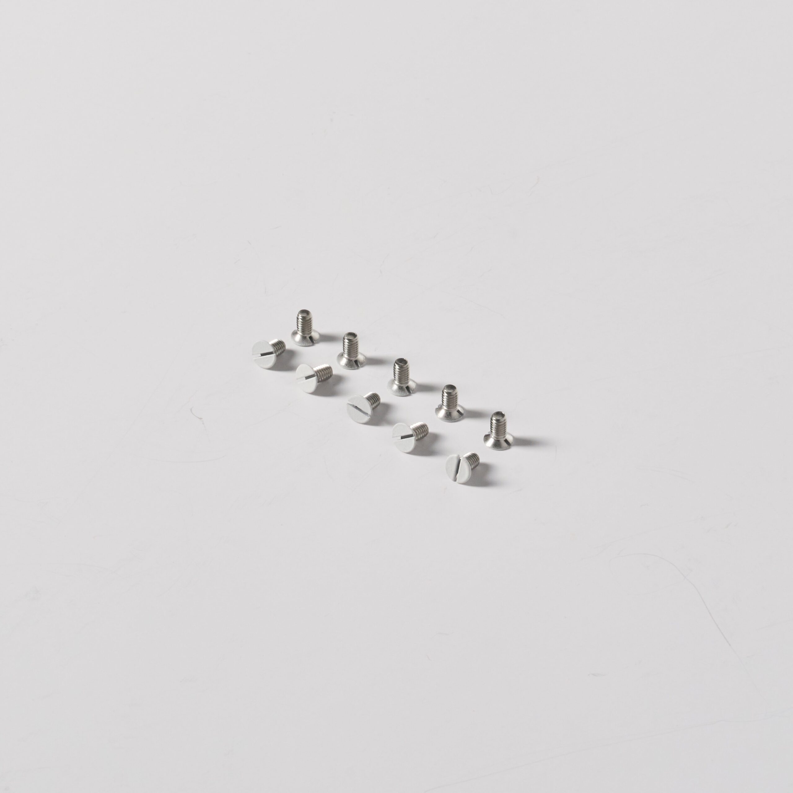 Kew M3.5 x 5mm front plate screws x10, Biały