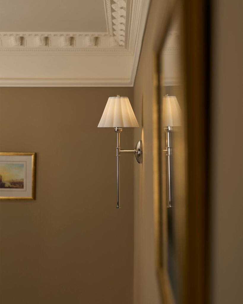 Cotswold kinkiet ścienny z delikatną porcelaną – Polerowany nikiel